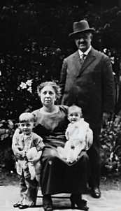 M&eacute;m&eacute; Marie et Albert 
avec leurs petits enfants , Philippe et Pierre
1924