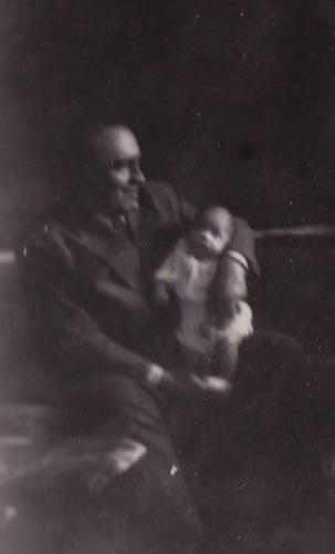 Rare photo, certes floue, de Georges souriant avec Pierre-Yves en 1949 Rare photo, certes floue, de Georges souriant avec Pierre-Yves en 1949