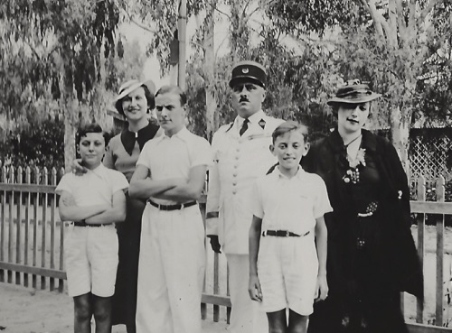 Philippe (3è), Geo, Pierre et Simone
Tennis 1934 (casa) Philippe (3è), Geo, Pierre et Simone
Tennis 1934 (casa)